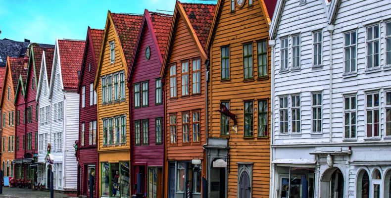 Norwegische Landschaft im Herbst